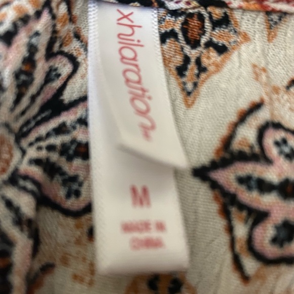 Size M romper, elastic waist , adjust spaghetti string straps. - Picture 4 of 10